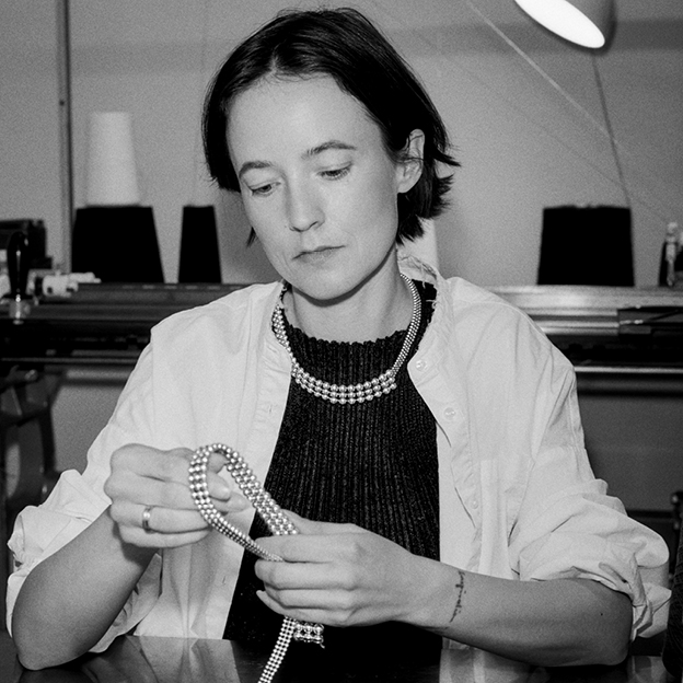 Tr&auml;ffa formgivaren, A. Roege Hove